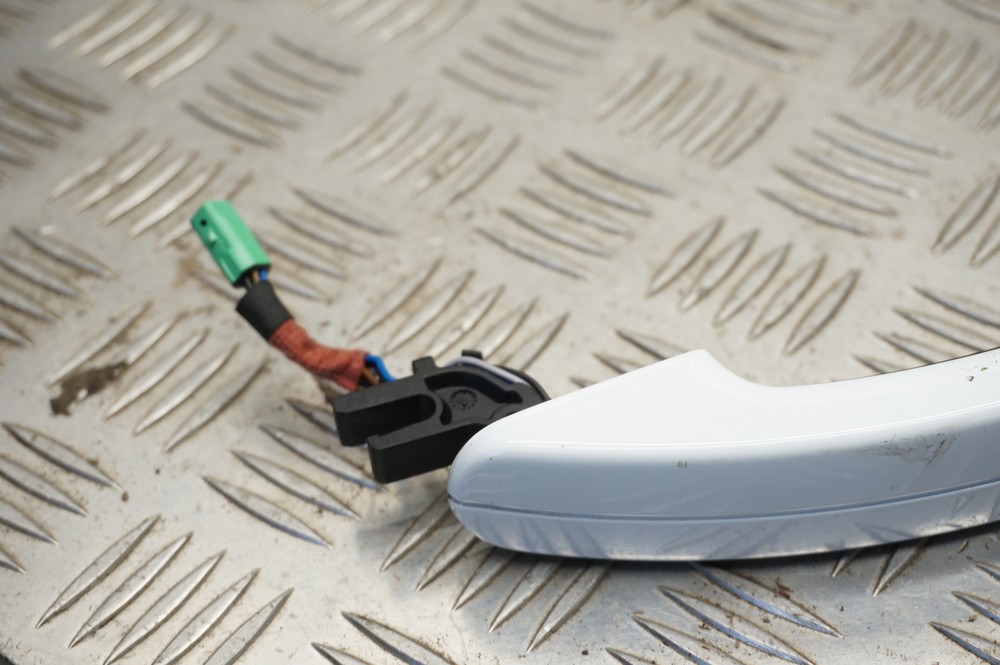 KUGA MK2 EXTERNAL DOOR HANDLE IN WHITE (KEYLESS ENTRY) SEE PHOTOS 2017