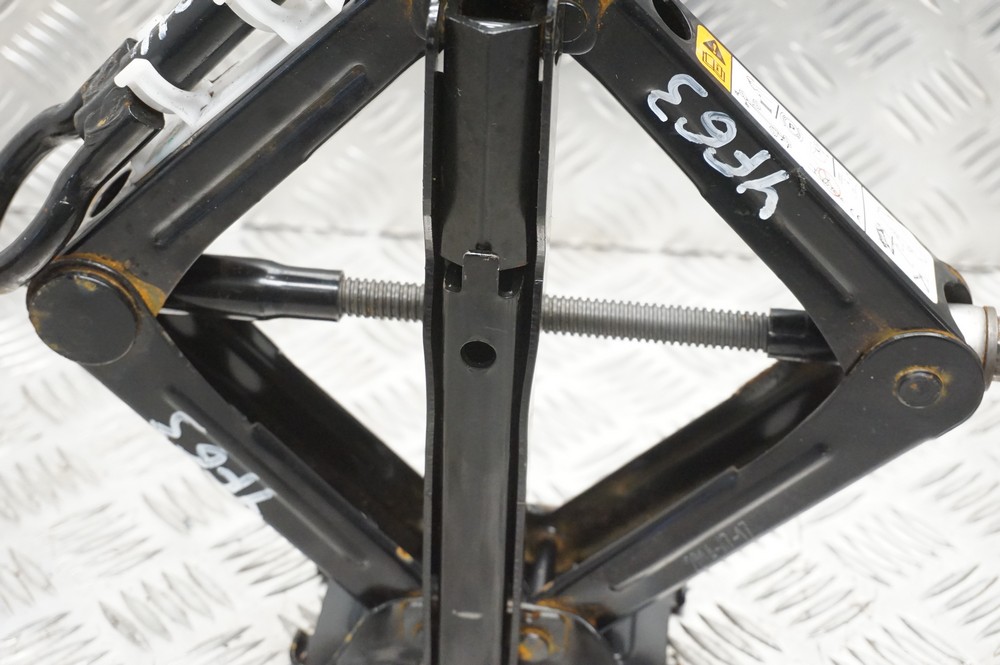 FORD FOCUS MK3 CAR JACK KIT 2011-2015 YF63 - Gala Motors