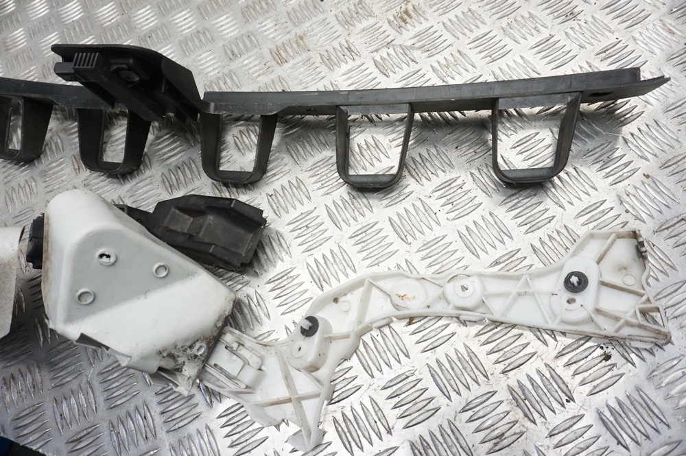 FOCUS HATCHBACK REAR BUMPER BRACKETS (CLIP BROKEN, SEE PHOTOS) 2011