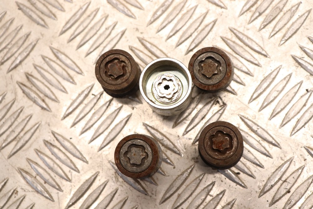 FORD FIESTA MK7 ALLOY WHEEL LOCKING NUTS 20092012 EO09C Gala Motors