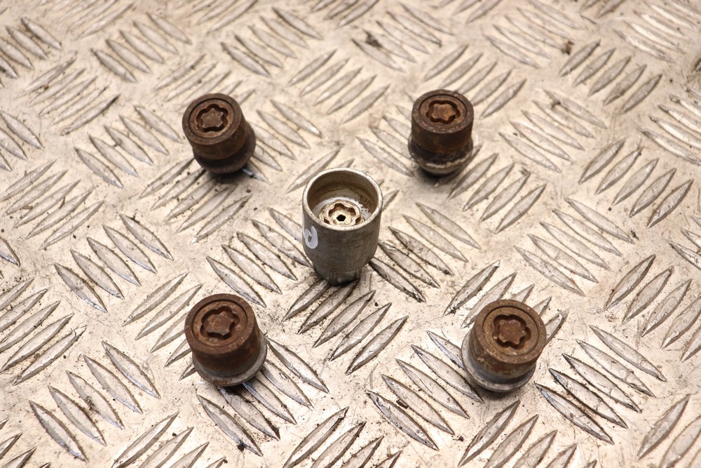 FORD FIESTA MK7 ALLOY WHEEL LOCKING NUTS 20092012 PE11 Gala Motors