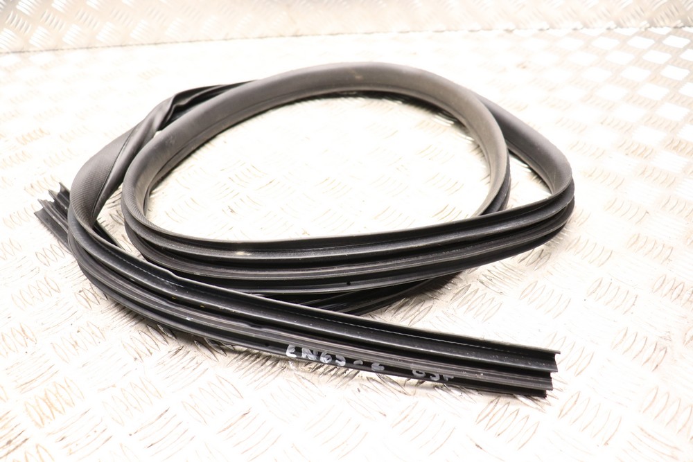 FORD FOCUS MK3 ST FRONT OSF DOOR RUBBER SEAL (ON BODY) 20152018 EN652