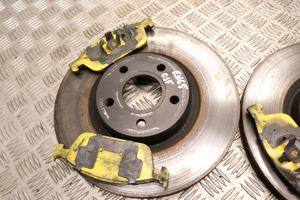 FORD FOCUS MK3 ST FRONT BRAKE DISCS WITH YELLOW EBC PADS 20152018 EN65