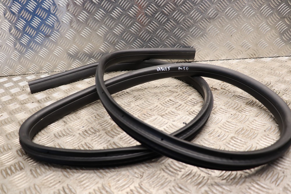 FORD FOCUS MK3 OSF FRONT DOOR RUBBER SEAL (ON BODY) 20152018 AK15