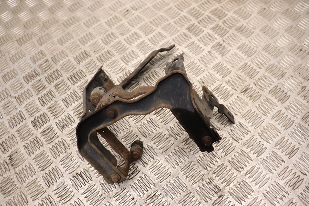 FORD FOCUS MK2 POWER STEERING PUMP BRACKET 20082011 AG58E Gala Motors