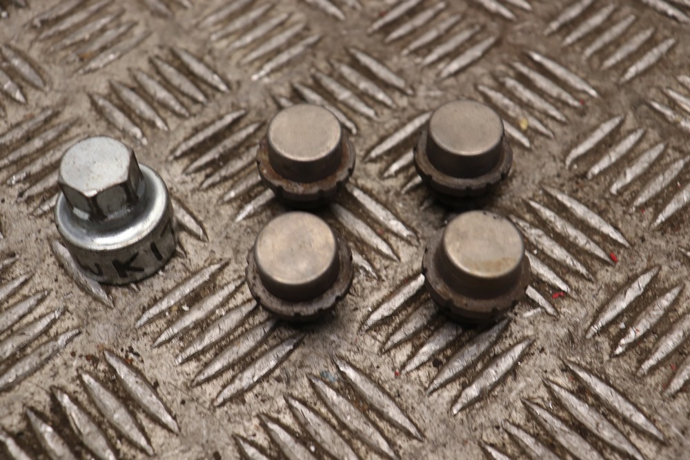 FORD FIESTA MK7 ALLOY WHEEL LOCKING NUTS WITH KEY 20132017 WK17 Gala