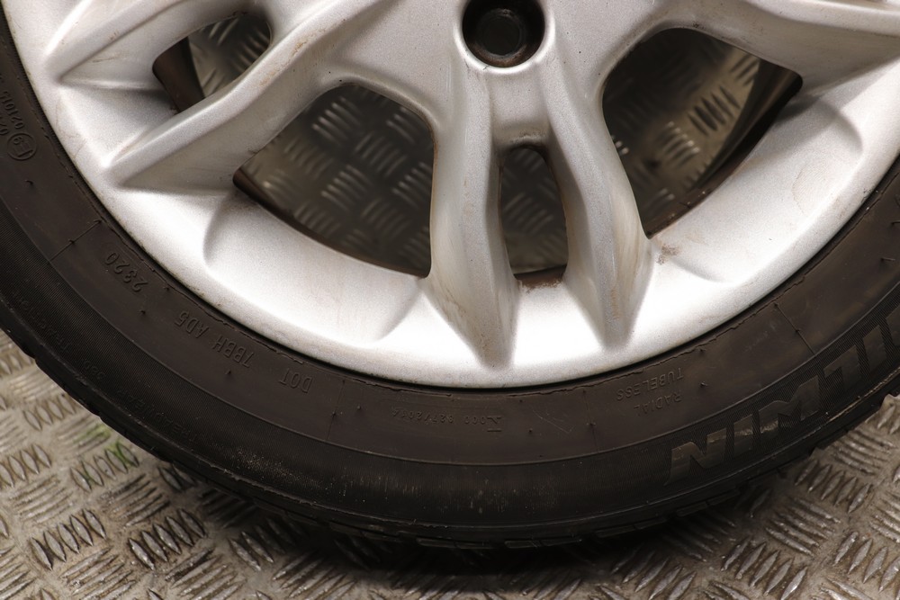 FORD FIESTA MK7 R15 ALLOY WHEEL (BUCKLED) WITH 5MM TYRE 20132017 AV642 Gala Motors