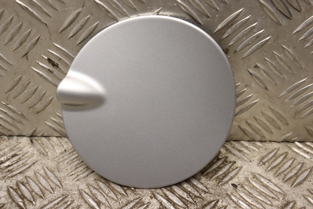 FORD FIESTA MK7 FUEL TANK DOOR FLAP IN MOONDUST SILVER 20132017 EO15