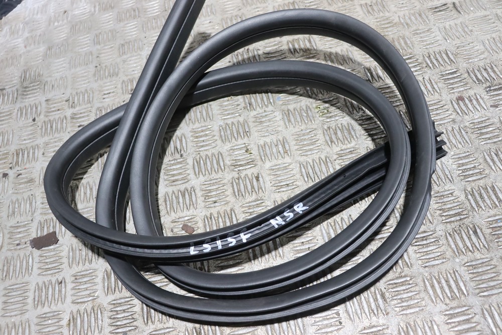 FORD FOCUS MK3 ST HATCHBACK NSR DOOR SEAL (ON BODY) 20152018 LS15F