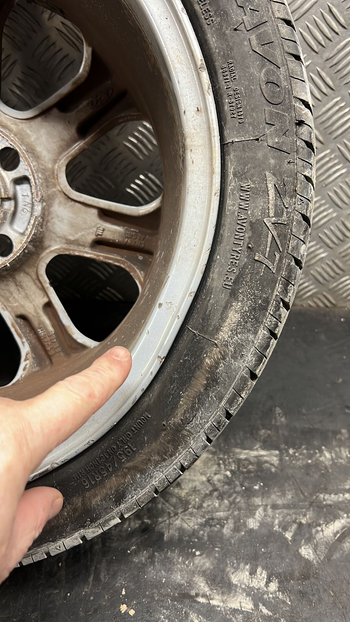 FORD FIESTA MK7 R16 ALLOY WHEEL (BUCKLED) WITH BAD TYRE 20092012 GJ614 Gala Motors