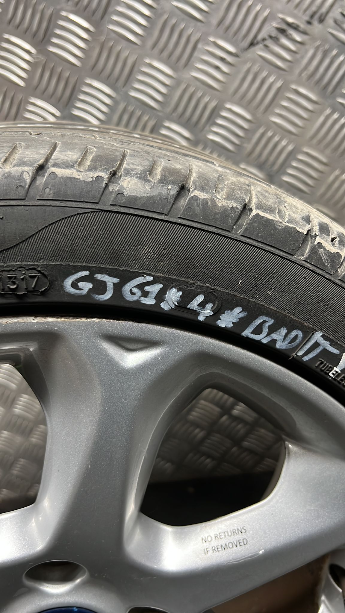 FORD FIESTA MK7 R16 ALLOY WHEEL (BUCKLED) WITH BAD TYRE 20092012 GJ614 Gala Motors