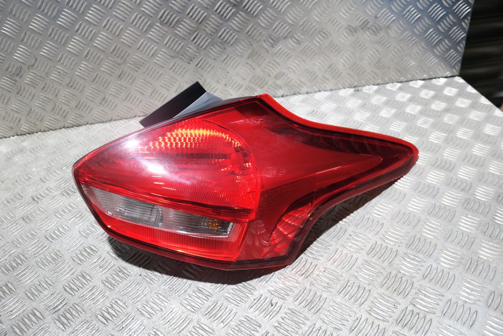FORD FOCUS MK3 HATCHBACK OS REAR LED LIGHT CLUSTER F1EB13404B/C 2015