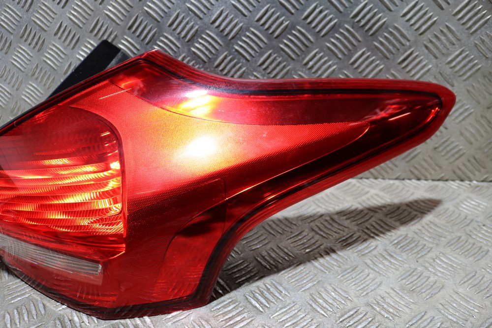 FORD FOCUS MK3 HATCHBACK OS REAR LED LIGHT CLUSTER F1EB13404C 2015